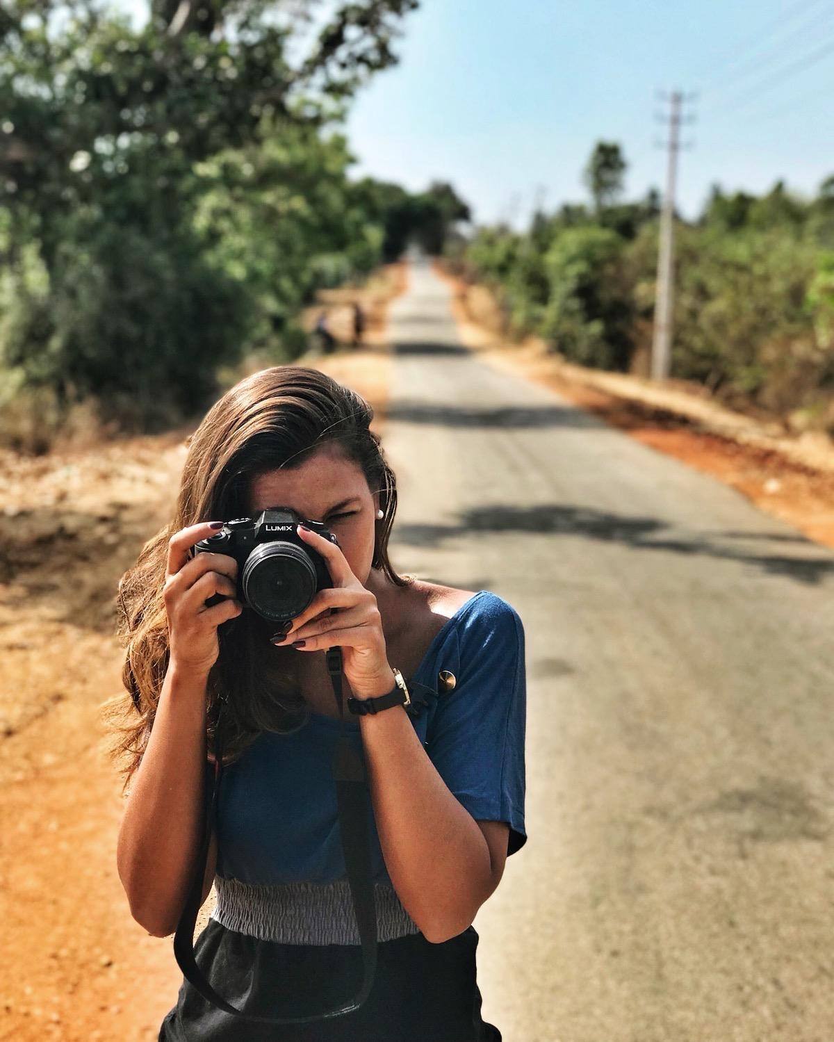 Kaddie fotografiert mit ihrer Kamera