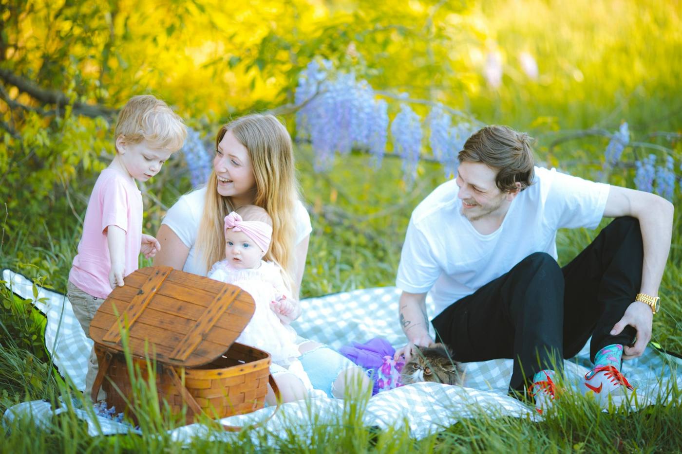 Familie beim Picknick