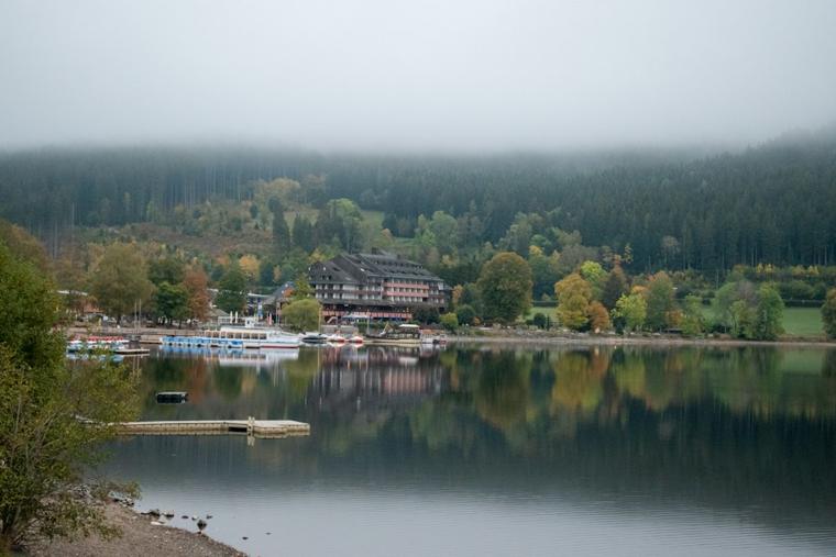 Titisee im Herbstnebel
