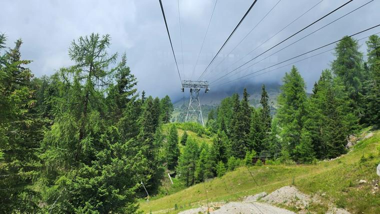 Seilbahn über bewaldeten Hängen