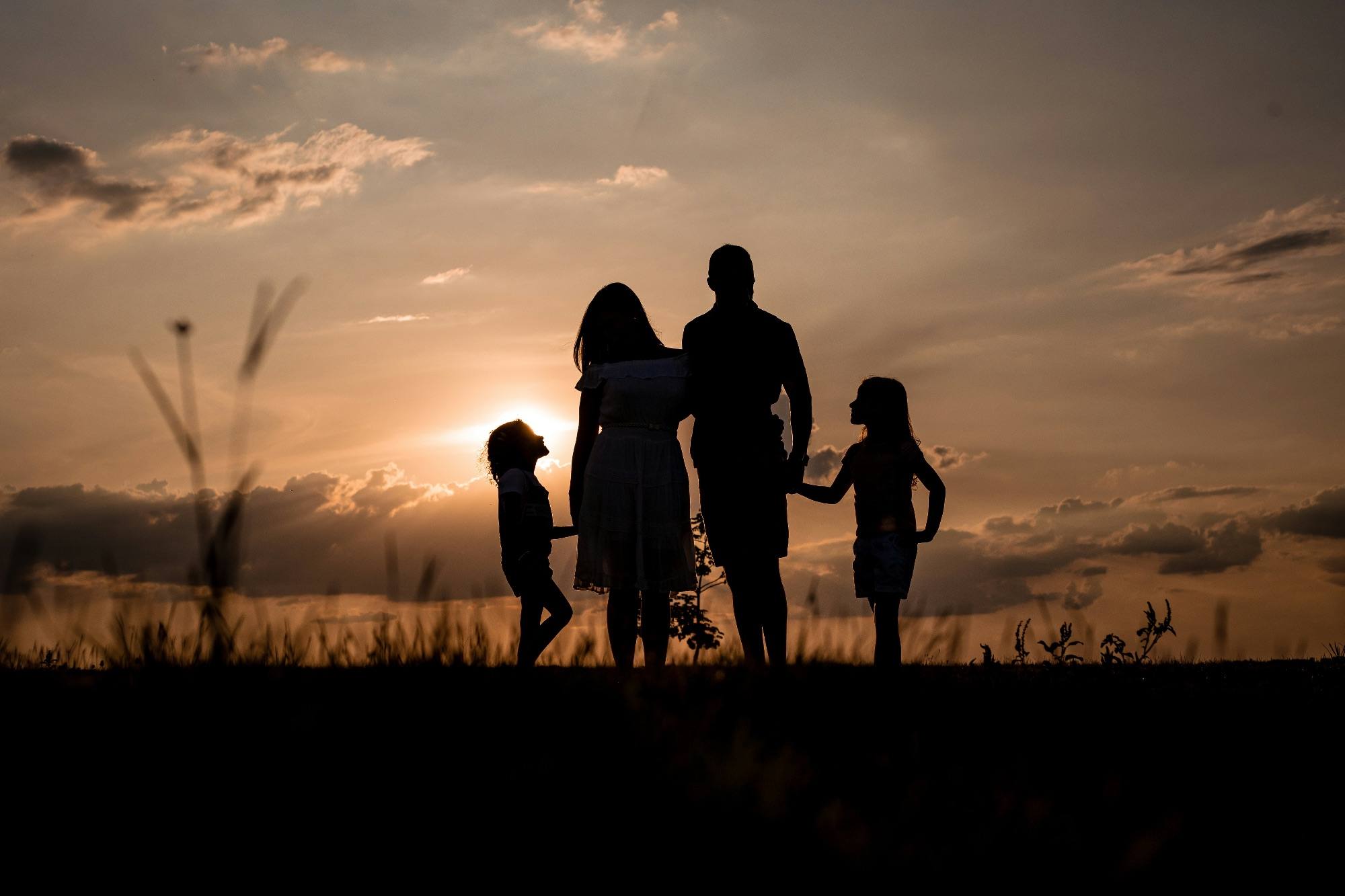 Familie Hand in Hand im Abendlicht